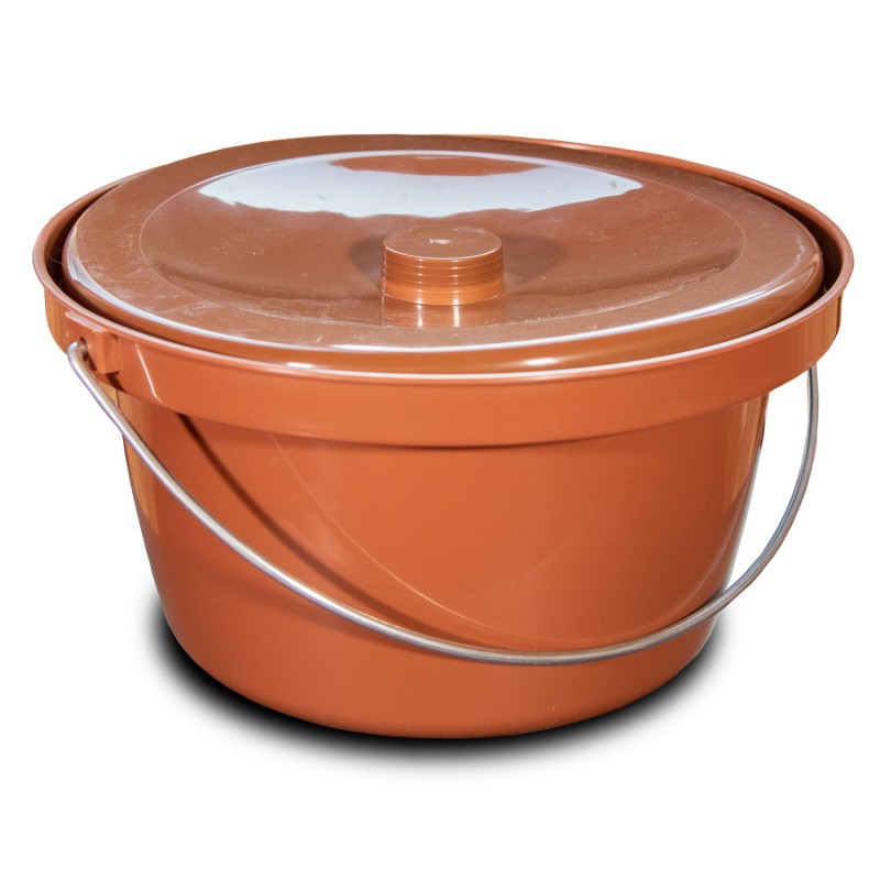 Chaise percée avec accoudoirs bois